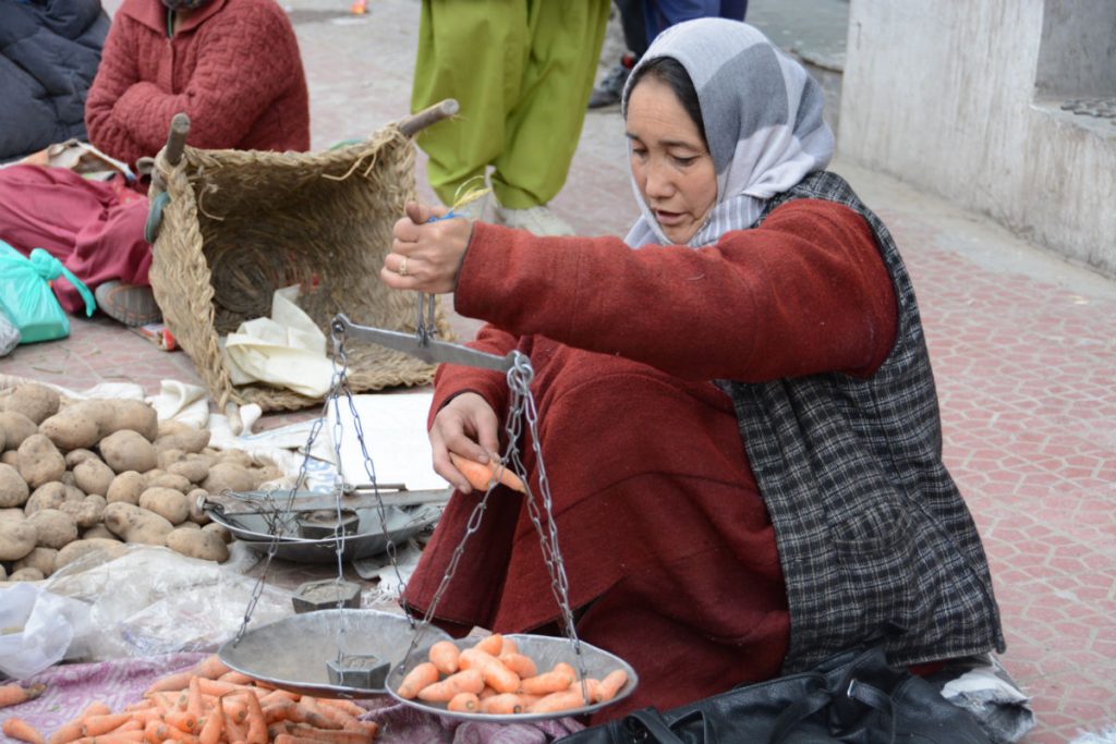 woman with scale carrots potatoes[1]