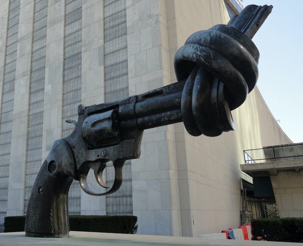 The-Knotted-Gun-by-Carl-Fredrik-Reuterswärd_cropped