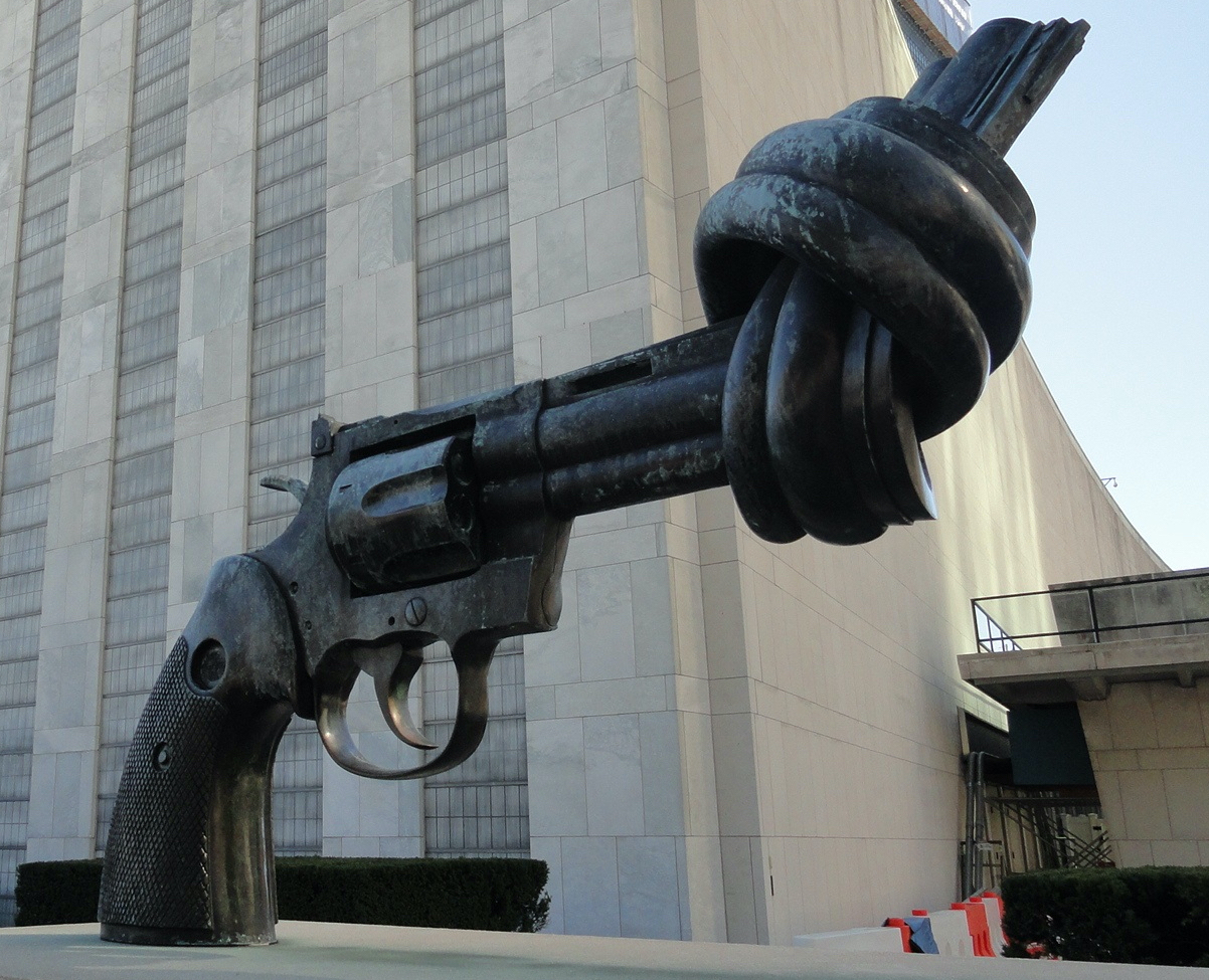The-Knotted-Gun-by-Carl-Fredrik-Reuterswärd_cropped