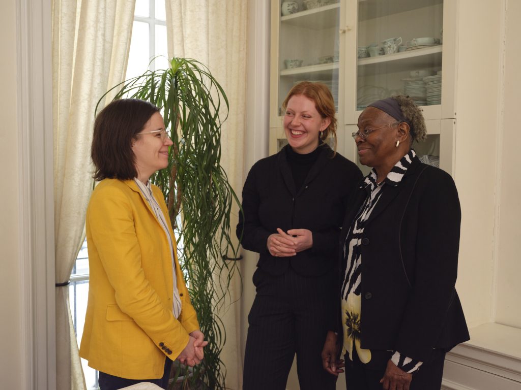 PB_103263_QUNO Quaker House mingling-lpr